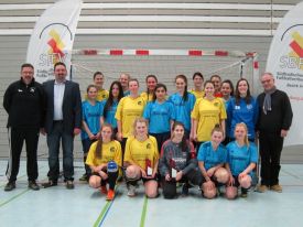 Die Finalgegner SF Eintracht Freiburg in blau sowie die Zweitplatzierten Spielerinnen aus Neuenburg. Links Bezirksjugendwart Mario Zimmermann, Bezirksvorsitzender Arno Heger, rechts Turnierleiter Manfred Pirk.